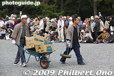 Cleanup crew for horses.
Keywords: kyoto jidai matsuri festival of ages
