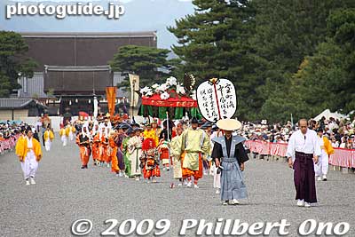 This procession centers on the Furyu odori dance (風流踊り) which was popular among the masses in Kyoto during the Muromachi Period. Sometimes they stop to perform the dance. Lucky if they perform in front of you. 室町洛中風俗列
Keywords: kyoto jidai matsuri festival of ages
