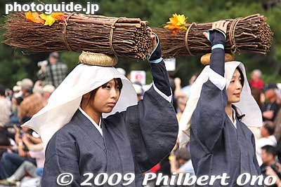 Ohara-me women are from Ohara in northern Kyoto (Rakuhoku). They traveled to Kyoto city to sell firewood and charcoal carried on their heads. 大原女
Keywords: kyoto jidai matsuri festival of ages