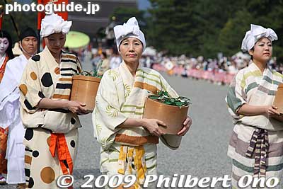 Katsura-me women. The white cloth wrapped around their head was their trademark. 桂女
Keywords: kyoto jidai matsuri festival of ages