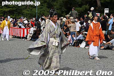 This procession shows costumes of Imperial court nobles. Chinese influence waned and Japan started to develop its own costume style.
Keywords: kyoto jidai matsuri festival of ages