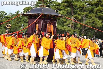 Palanquin (horen) bearing the spirit of Emperor Komei. 孝明天皇　御鳳輦
Keywords: kyoto jidai matsuri festival of ages