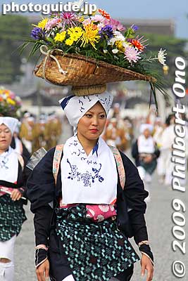 Shirakawa-me were women from Shirakawa River (below Mt. Hiei) who grew and sold flowers. They began bringing flowers to the Imperial Court as gifts during the Heian Period. 白川女献花列
Keywords: kyoto jidai matsuri festival of ages
