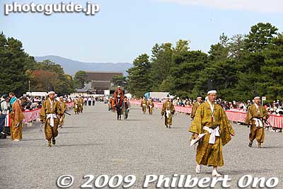 These men are descendants of the original archers who protected Emperor Kammu. 弓箭組列
Keywords: kyoto jidai matsuri festival of ages