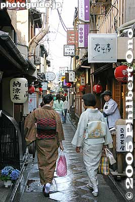 Pontocho is a narrow alley and known as a geisha district.
Keywords: kyoto kamogawa odori geisha dance pontocho