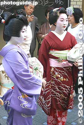 Geiko and maiko in front of Pontocho Kaburenjo theater
Keywords: kyoto kamogawa odori geisha dance pontocho japangeisha