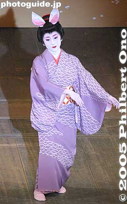 Comical play called "Kyogen Furyu" 狂言風流
Keywords: kyoto kamogawa odori geisha dance pontocho
