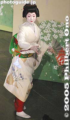 Finale: Throwing hand towels
Keywords: kyoto kamogawa odori geisha dance pontocho