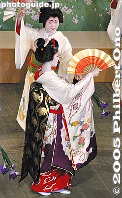 Finale: "Hana Utage" (Flower Banquet) 花うたげ
This is a maiko.
Keywords: kyoto kamogawa odori geisha dance pontocho kimonobijin