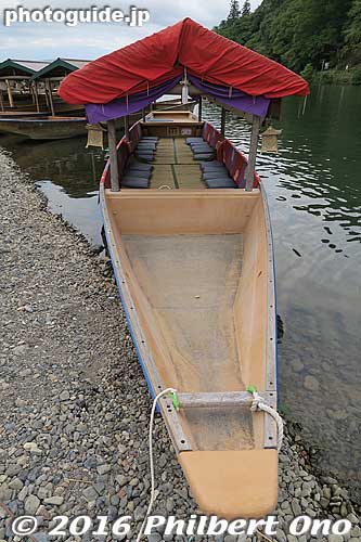 Deluxe boat for seeing cormorant fishing.
Keywords: kyoto arashiyama