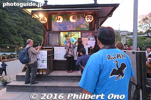 From July 1 to Sept. 23, Arashiyama also has ukai cormorant fishing. Buy your tickets at this booth slightly upstream from Togetsukyo Bridge.
Keywords: kyoto arashiyama cormorant fishing boats