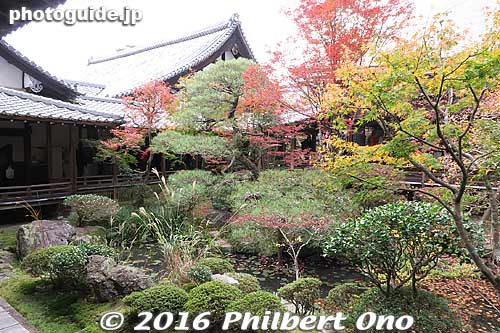 Courtyard garden
Keywords: kyoto eikando buddhist temple jodo-shu autumn foliage leaves fall maples