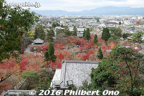 View from the two-story pagoda on the hillside. This would be a sea of red during the peak period. I have to come back here.
Keywords: kyoto eikando buddhist temple jodo-shu autumn foliage leaves fall maples