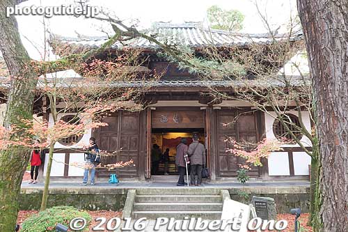 Gasen-do Hall
Keywords: kyoto eikando buddhist temple jodo-shu autumn foliage leaves fall maples