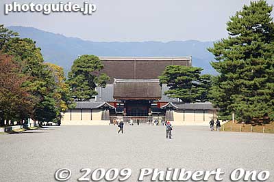 This broad, graveled path makes it very stately and the gate up ahead is the main gate. However, it is reserved only for VIPs, and common folk like us must use a side gate to enter the palace when it is open to the public.
Keywords: kyoto imperial palace gosho 