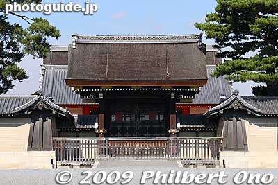 I visited the Kyoto Imperial Palace in Nov. 2009 when it was open to the public to mark the 20th anniversary of Emperor Akihito's enthronement. This is Kenreimon Gate, used only by the emperor and heads of state. 建礼門
Keywords: kyoto imperial palace gosho 