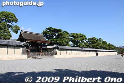 Almost all the current buildings in Kyoto Gosho were recomstructed in 1855. But they include Heian Period-style architecture.
Keywords: kyoto imperial palace gosho 