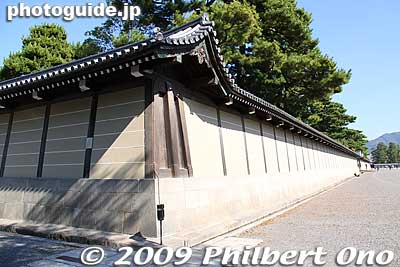 The Kyoto Imperial Palace is actually within a much larger compound called the Kyoto Gyoen National Garden. The palace itself is walled within this spacious garden. This earthen wall is called tsujibei.
Keywords: kyoto imperial palace gosho 