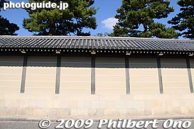 After Emperor Meiji moved to Tokyo in 1869, the town of court nobles around the old Kyoto Imperial Palace deteriorated. When Emperor Meiji saw this sorry state when visiting Kyoto in 1877, he ordered ordered this area to be reconstructed.
Keywords: kyoto imperial palace gosho 