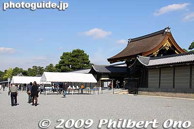 Way to Gishumon Gate where we could enter the Kyoto Imperial Palace. In the old days, this gate was used by government ministers, siblings of the emperor, court nobles, and princes and princesses.
Keywords: kyoto imperial palace gosho 