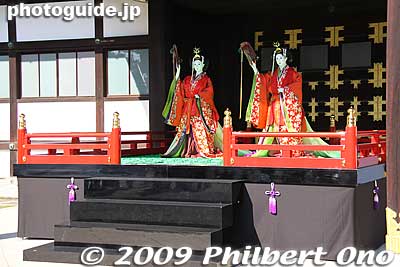 The Shin-Mikuruma-yose had a display of two mannequins posed as Gosechi-no-Mai dancers.
Keywords: kyoto imperial palace gosho 