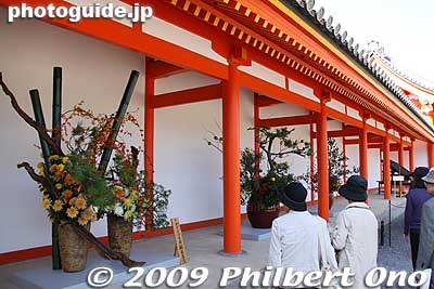 Some flower arrangements along the wall corridor near Jomeimon Gate.
Keywords: kyoto imperial palace gosho 