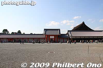 Nikkamon Gate (日華門) and Giyoden Hall (宜陽殿) on the right.
Keywords: kyoto imperial palace gosho 