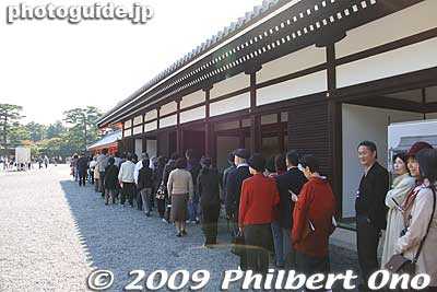 As we stood in line to enter Nikkamon Gate, we passed by the Giyoden Hall with various exhibits.
Keywords: kyoto imperial palace gosho 