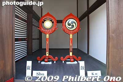 Bell (sho) and drum (ko) displayed in Giyoden.
Keywords: kyoto imperial palace gosho 