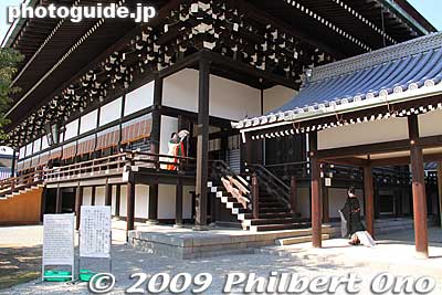 We finally get to see the Shishinden Hall, Kyoto Imperial Palace's focal point and main building. In the southeast corner was a mannequin display.
Keywords: kyoto imperial palace gosho 
