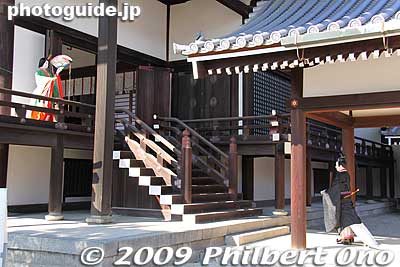 This is a depiction of the naishi toukan ni nozomu. Court lady attendant on the left and a court noble or Imperial prince on the right on standby.
Keywords: kyoto imperial palace gosho 