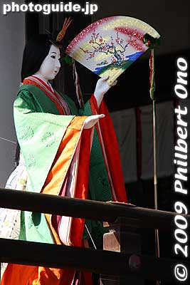 The naishi attendant court lady uses a folding fan to signal the respective court noble to take his seat at the court banquet. 内侍
Keywords: kyoto imperial palace gosho 