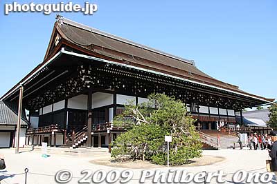 Shishinden Hall, the most important building at Kyoto Imperial Palace. It faces a plaza of grooved, white gravel. 紫宸殿
Keywords: kyoto imperial palace gosho emperor residence japanbuilding