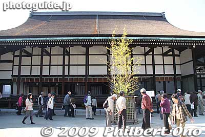 Another major palace building is this Seiryoden, the emperor's residence from the late 8th century to 11th century. This is a reconstruction built in 1790 on a smaller scale, but close to the style of the original building. 清涼殿
Keywords: kyoto imperial palace gosho emperor residence 