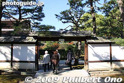 Going through another gate to the northern quarters.
Keywords: kyoto imperial palace gosho emperor residence 