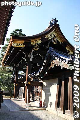 Sakuheimon Gate, the main gate to Kogo Otsunegoten. Ornate but it was too narrow for us to get a good front view. 朔平門
Keywords: kyoto imperial palace gosho emperor residence 