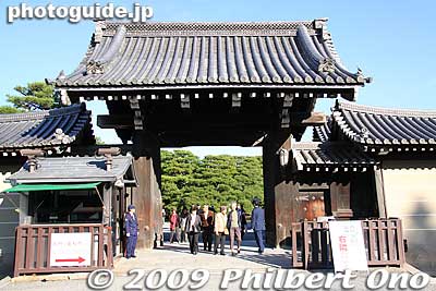 Seishomon Gate was the exit. This is the gate normally used by the public. In the old days, it was the palace's "kitchen door" since it was used as a service entrance. It was also used by Imperial children. 清所門
Keywords: kyoto imperial palace gosho emperor residence 