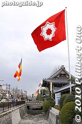 Large flags outside the temple gates.
Keywords: kyoto nishi hongwanji temple jodo shinshu buddhist 