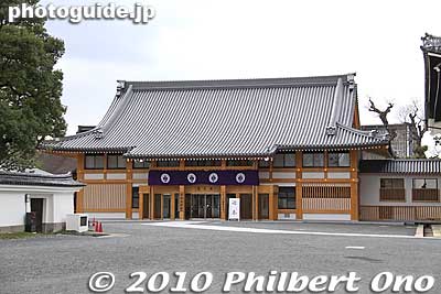 Next to the Goeido Founder's Hall is this modern Ryukoden Hall which is like a reception counter for worshippers. 龍虎殿
Keywords: kyoto nishi hongwanji temple jodo shinshu buddhist 