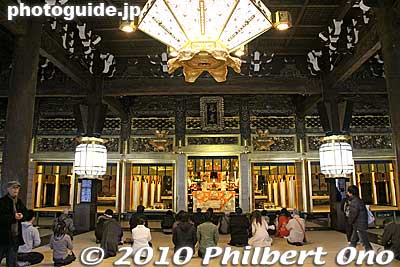Inside the Goeido Hall. You have to take off your shoes to enter. This was on Jan. 1, 2010. 御影堂
Keywords: kyoto nishi hongwanji temple jodo shinshu buddhist japantemple