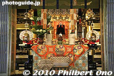Altar inside Goeido Hall, Nishi Hongwanji, Kyoto. 御影堂
Keywords: kyoto nishi hongwanji temple jodo shinshu buddhist 