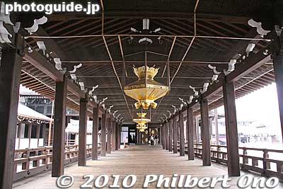 Corridor connecting Goeido Hall and Amida-do Hall.
Keywords: kyoto nishi hongwanji temple jodo shinshu buddhist 