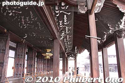 Amida-do Hall veranda.
Keywords: kyoto nishi hongwanji temple jodo shinshu buddhist 