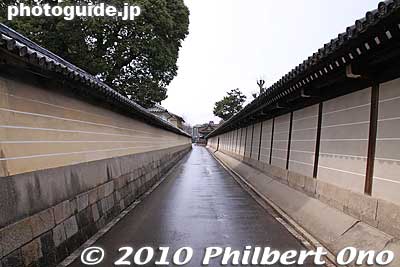 Outside the walls of Nishi Hongwanji.
Keywords: kyoto nishi hongwanji temple jodo shinshu buddhist 
