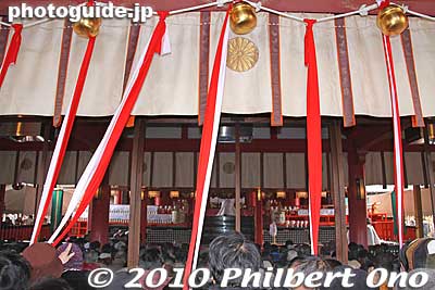 Finally, we got in and could pull these ropes to ring the bell to get the attention of the god of wealth.
Keywords: kyoto Fushimi Inari Taisha Shrine 