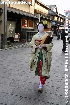 Maiko and geisha can often be seen in Gion.
Keywords: kyoto miyako odori cherry dance japangeisha gion kobu kaburenjo theater