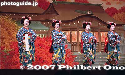 Autumn
Keywords: kyoto miyako odori cherry dance geisha gion kobu kaburenjo theater