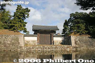 Minami-mon (South) Gate 南門
Keywords: kyoto prefecture nijo castle nijo-jo