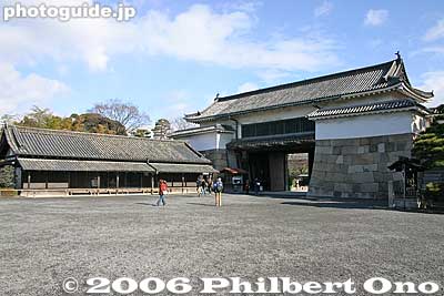 Guard house and Ninomaru Higashi Otemon Gate (Main entrance) 二之丸東大手門
Keywords: kyoto prefecture nijo castle nijo-jo