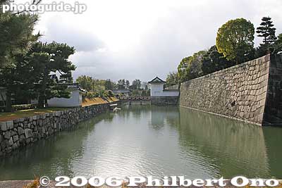 Moat between Ninomaru (left) and Honmaru (right)
East Bridge in the distance.
Keywords: kyoto prefecture nijo castle nijo-jo national treasure